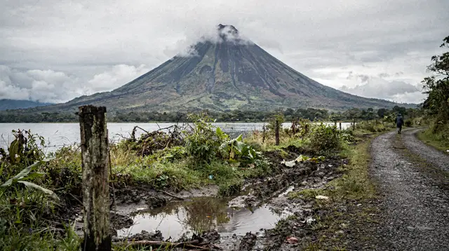 La Fortuna: Arenal Volcano, lunch & hot springs morning tour